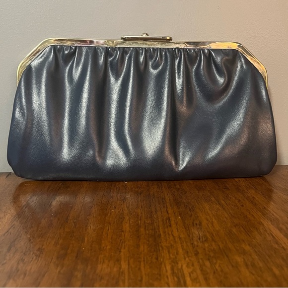 Red and Navy blue vintage clutch purse with gold tone clasp. - Picture 8 of 10